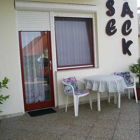 House Black Homestay *